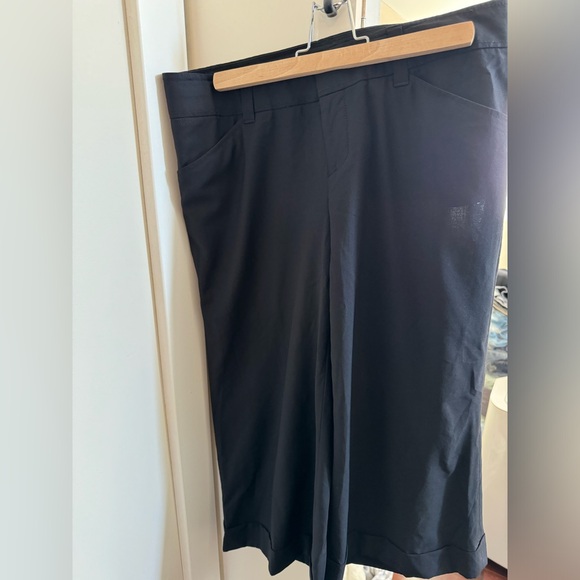 🟢CLUB MONACO size 6 Black capri dress pants.🟢 - Picture 2 of 10